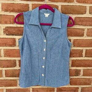 100% cotton lightweight sleeveless button up top by Christopher & Banks. Small